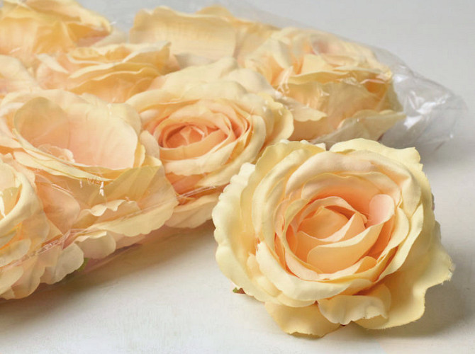 Rose D10cm Jaune Pastel