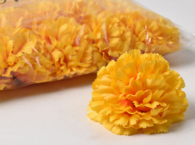 Carnation D9cm Yellow/Orange